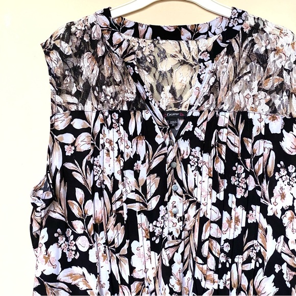 Sleeveless Floral Top with Lace Accents - Picture 2 of 3